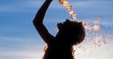 Stire din Actualitate : 11 persoane au murit din cauza insolaţiei, după ce au participat la un eveniment în aer liber