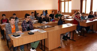 Stire din Cultură-Educație : Simularea la matematică: "Va ploua cu note de 5 și 6!"