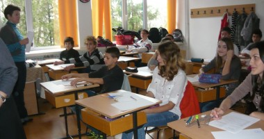 Stire din Cultură-Educație : Ce subiecte le-au dat bătăi de cap la simulare elevilor de-a VIII-a