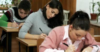 Stire din Cultură-Educație : Pedeapsă sau floare la ureche? Începe simularea Bacalaureatului