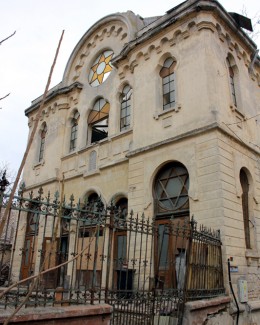 Stire din Cultură-Educație : Atenție, cad bucăți de istorie: Sinagoga din Constanța