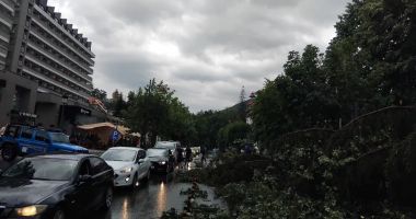 Stire din Actualitate : Furtuna a făcut prăpăd la Sinaia. Acoperișul gării a fost smuls de vânt
