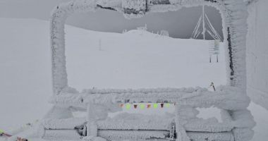 Stire din Social : Domeniul schiabil din Sinaia rămâne închis. Telecabina și telescaunul până la Cota 2000 sunt îngheţate