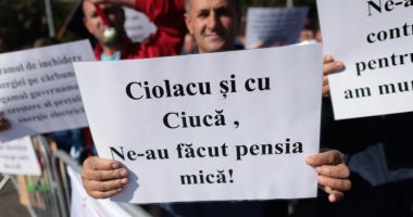 Stire din Eveniment : Sindicaliștii au încheiat protestul din Piața Victoriei când au apărut susținătorii lui Georgescu
