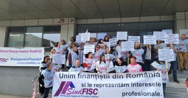 Sindicaliştii din Finanţele Publice, nemulţumiţi de salarii şi de condiţiile de muncă. Sediul Antifraudei Fiscale - pichetat! - 2
