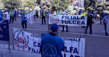 Sindicaliștii au protestat sub geamul prefectului împotriva „abuzurilor” de la CSCT - 2