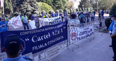 Sindicaliștii au protestat sub geamul prefectului împotriva „abuzurilor” de la CSCT - 3