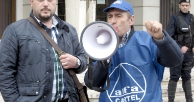 Stire din Economie : Sindicatele amenință cu greva generală