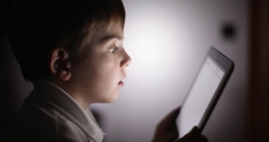 Stire din Sănătate : Cum sunt afectați ochii copiilor de dispozitivele digitale
