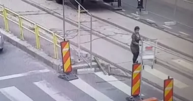 Stire din Eveniment : Scene incedibile. O femeie a fost  surprinsă încercând să fure șine de tramvai cu un cărucior de cumpărături