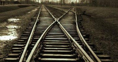 Stire din Actualitate : Un tren cu substanțe chimice a deraiat. 100 de locuințe au fost evacuate