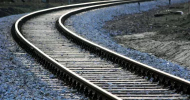 Tren în pericol de deraiere după ce un bărbat a pus traverse pe șine. Suspectul, internat la psihiatrie