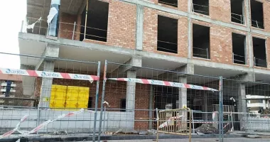 Stire din Actualitate : Doi tineri, de 13 și 20 de ani, s-au aruncat în gol de pe un bloc aflat în construcție