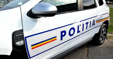 Stire din Eveniment : Momente dramatice. Un bărbat a căzut de pe terasa unei clădiri după o oră de negocieri cu salvatorii