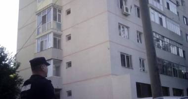 Galerie foto. Un bărbat din Constanța amenință că se aruncă de la etajul al 10-lea! Comandantul ISU Dobrogea negociază cu el - 2