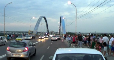 Stire din Eveniment : Jocul de-a moartea pe PODUL SINUCIGAȘILOR din Medgidia!