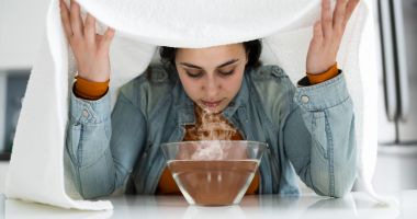 Stire din Sănătate : Inhalațiile cu mușețel sau cu sare vă ajută în tratarea sinuzitei