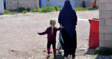 O fetiță româncă este ținută captivă într-o tabără din nordul Siriei. Ce spune Ministerul de Externe