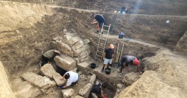 Descoperire importantă, în necropola oraşului antic Callatis. Arheologii au găsit podoabe de aur, sticlă și bronz - 3