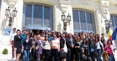 Stire din Cultură-Educație : Studenți șaguniști, în vizită de studiu la Palatul Parlamentului și la Palatul Cotroceni
