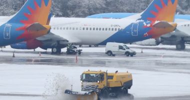 Stire din Actualitate : Haos în Marea Britanie din cauza zăpezii! Curse aeriene amânate, români blocaţi în aeroport
