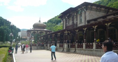 Stire din Diverse : Slănic Moldova, frumoasa adormită redevine, ușor, "Perla Moldovei"