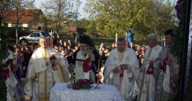 Stire din Cultură-Educație : BOR: Nunțile vor avea loc doar în biserică. Patriarhia interzice slujba în aer liber