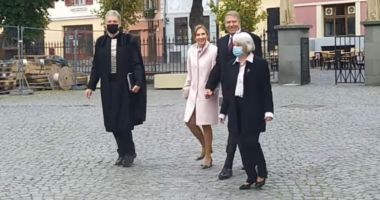 Stire din Actualitate : Klaus Iohannis s-a dus la slujbă, la biserică. Presa „neinvitată” a fost ținută afară