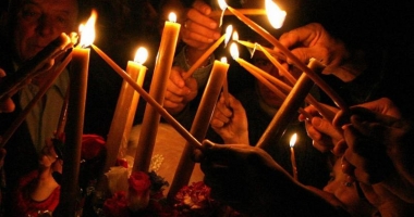 Stire din Social : Lumina Sfântă de la Ierusalim a ajuns în România, la sărbătoarea Învierii Domnului