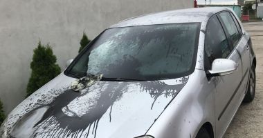 Stire din Eveniment : Zeci de litri de smoală de la o autoutilitară de construcţii au distrus 11 mașini parcate. Șoferii sunt revoltați