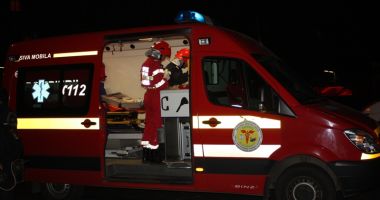 Stire din Eveniment : Mașină răsturnată pe Valea Portului. O fată de 20 de ani a fost transportată la spital