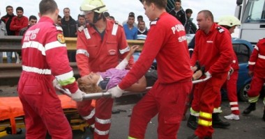 Stire din Eveniment : Tragedie pe șosea! Un mort și șase răniți,  după ce un microbuz școlar s-a ciocnit cu o mașină