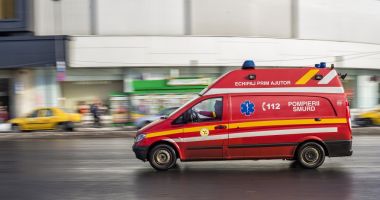 21 de persoane, printre care şase copii, cazate într-o unitate din Costineşti, de urgenţă la spital!