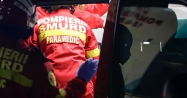 Stire din Eveniment : Un autoturism a intrat într-un copac la Coslugea. O victimă a ajuns la spital