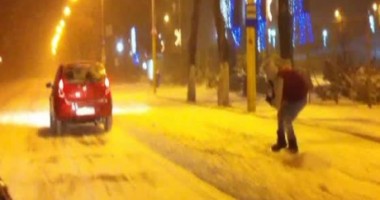 Stire din Eveniment : Iarna la Mamaia: Oamenii se dau cu placa prin stațiune VIDEO