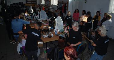 Stire din Social : Caravana "La coafor cu psihologul" a ajuns în Mircea Vodă și Ostrov