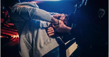 Stire din Eveniment : Șofer arestat după ce a lovit intenționat o persoană cu mașina. Victima a fost grav rănită