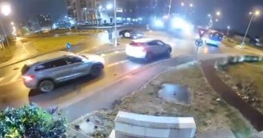 Stire din Eveniment : Moment surprins în timp ce o mașină "zboară" la propriu într-o intersecție aglomerată