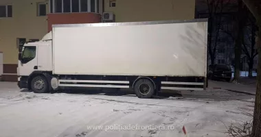Stire din Eveniment : Șofer arestat după ce a transportat produse contrafăcute și țigarete în valoare de peste 7 milioane de lei