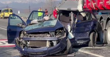 Stire din Eveniment : Sfârșit tragic pentru un șofer de 74 de ani. A murit după ce s-a înfipt cu maşina într-un TIR