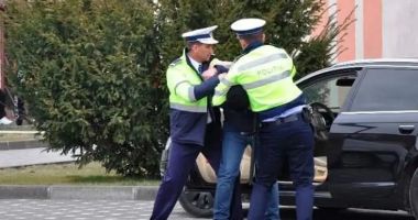 Stire din Eveniment : Șofer constănțean arestat după ce a condus beat și a distrus un geam la sediul poliției