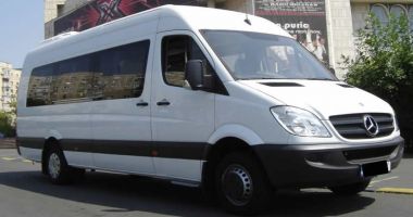 Stire din Eveniment : Șofer de microbuz de 57 de ani, acuzat că a pipăit și a sărutat cu forța o pasageră