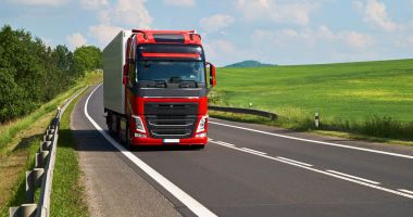 Stire din Eveniment : Şofer de TIR, cercetat după ce și-a înscenat o tâlhărie. Bărbatul şi-a provocat singur răni