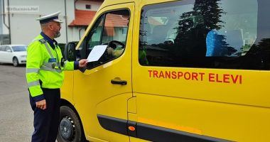 Stire din Eveniment : Viața elevilor, pusă în pericol de un șofer de microbuz școlar! A fost prins băut la volan