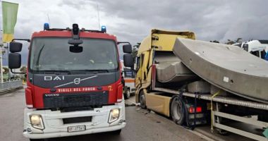 Stire din Actualitate : Un șofer român de TIR a avut o moarte înfiorătoare. A fost strivit de blocurile de beton pe care le transporta