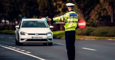 A rămas fără permis, la 71 de ani, pentru că a fost filmat conducând pe sens opus