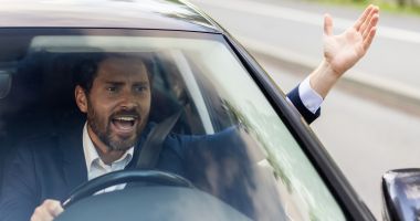 Stire din Social : Codul Rutier a fost actualizat. Gestul care te poate lăsa fără permisul de conducere pentru 30 de zile