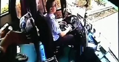 Stire din Actualitate : Un șofer de autobuz și-a dat viața pentru a-și salva pasagerii / Video