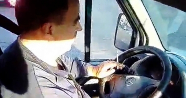 Stire din Eveniment : VIDEO. Șofer de maxi-taxi, filmat în timp ce fuma  la volan, în fața a doi elevi de gimnaziu