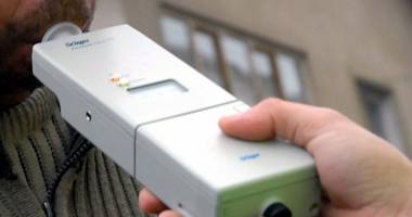 Stire din Eveniment : S-a îmbătat, a furat o mașină și s-a făcut… praf